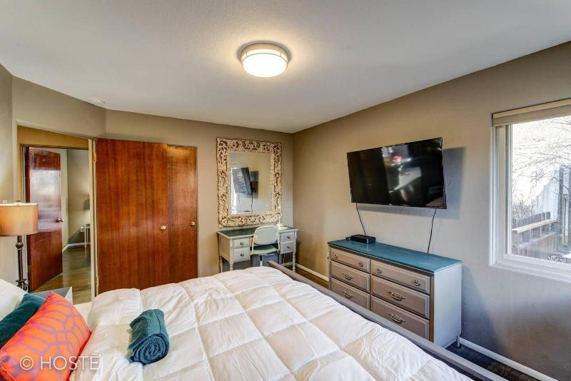 3bdmid-century Modernhot Tub, Grill, Close to DT image