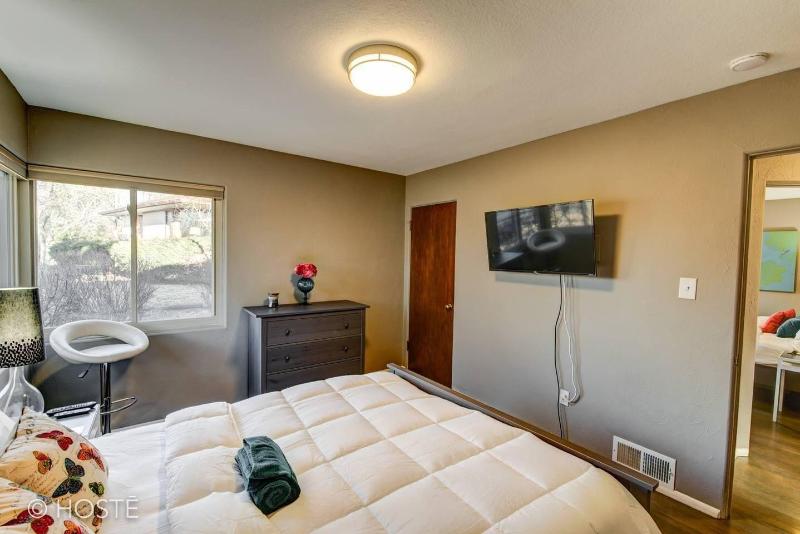 3bdmid-century Modernhot Tub, Grill, Close to DT image