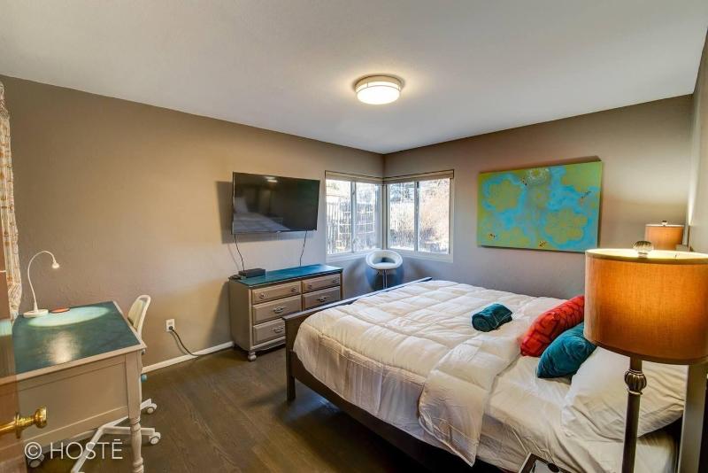 3bdmid-century Modernhot Tub, Grill, Close to DT image