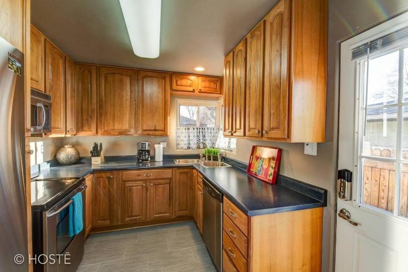 3bdmid-century Modernhot Tub, Grill, Close to DT image