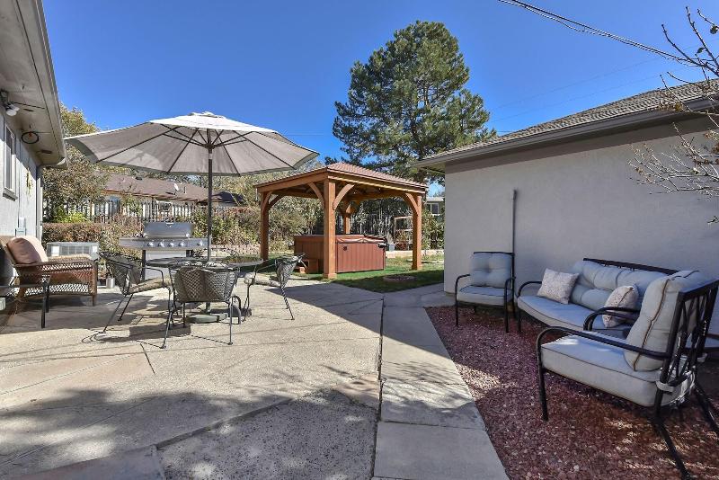3bdmid-century Modernhot Tub, Grill, Close to DT image