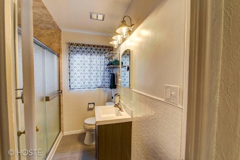 3bdmid-century Modernhot Tub, Grill, Close to DT image