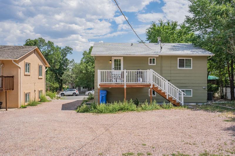 2BR Aptmt Parks Private Deck, Mountain Views!