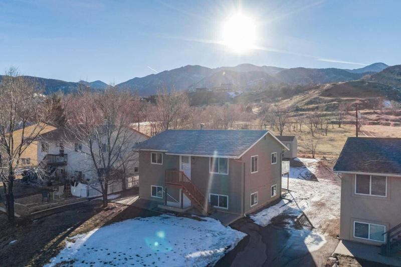 2BR Aptmt Parks Private Deck, Mountain Views!