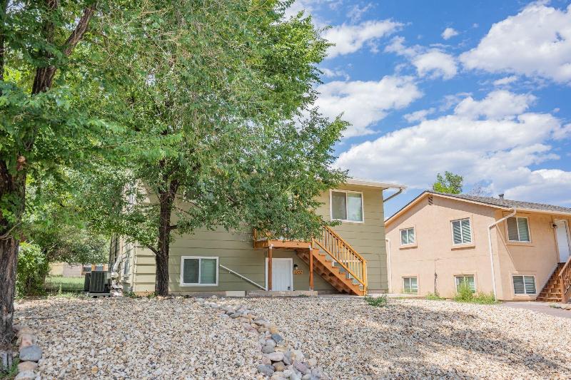 2BR Aptmt Parks Private Deck, Mountain Views!