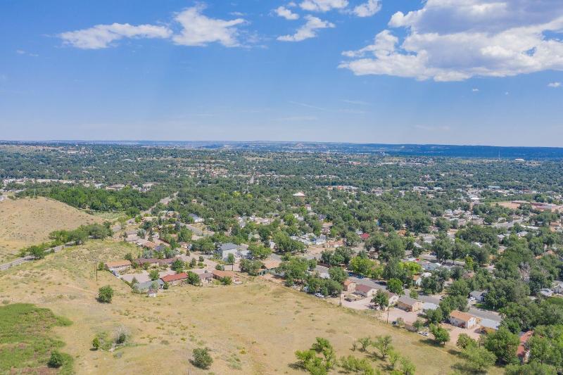 2BR Aptmt Parks Private Deck, Mountain Views!
