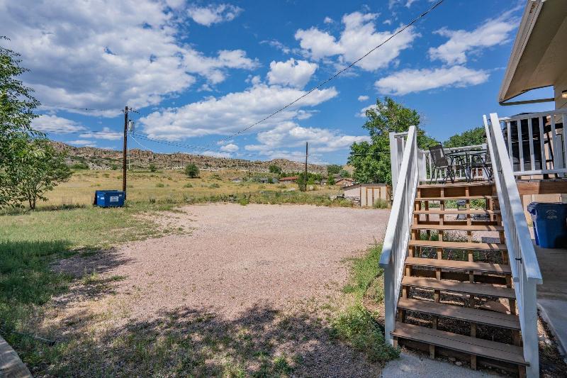 2BR Aptmt Parks Private Deck, Mountain Views!
