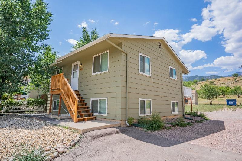 2BR Aptmt Parks Private Deck, Mountain Views!