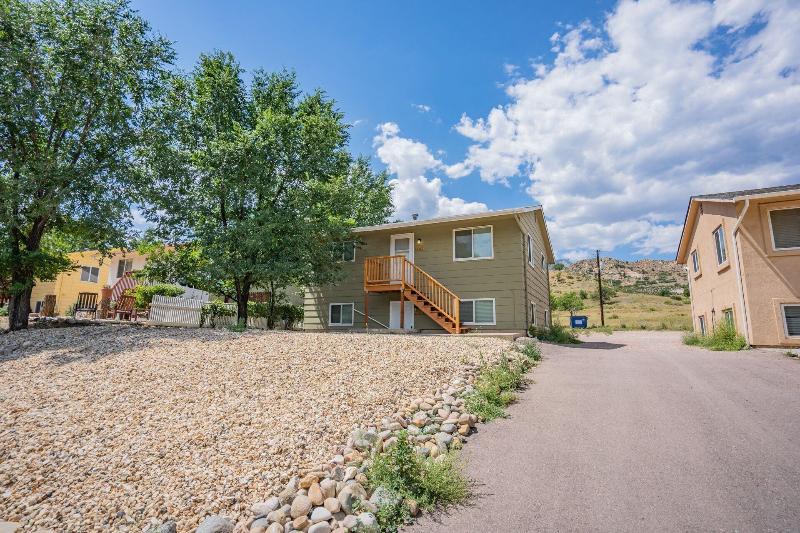 2BR Aptmt Parks Private Deck, Mountain Views!