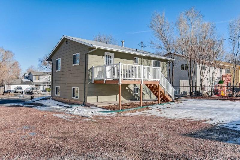 2BR Aptmt Parks Private Deck, Mountain Views!