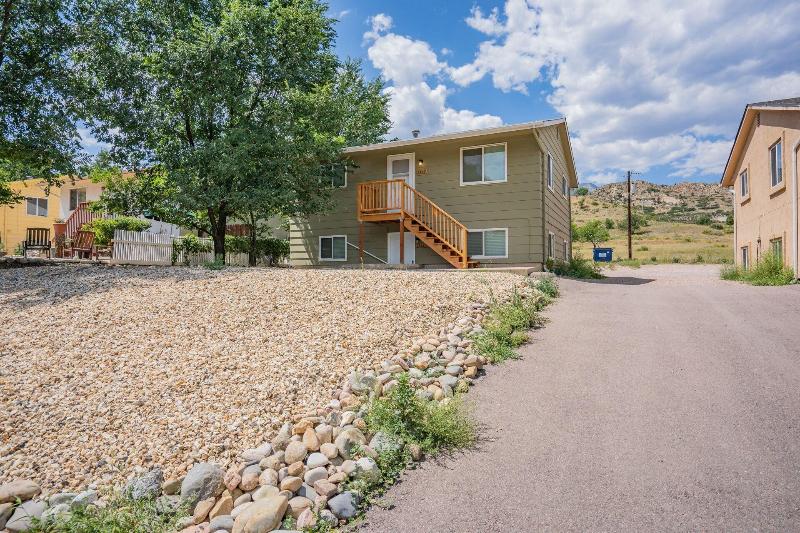 2BR Aptmt Parks Private Deck, Mountain Views!