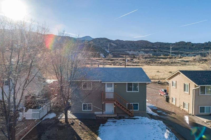 2BR Aptmt Parks Private Deck, Mountain Views!