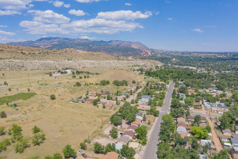2BR Aptmt Parks Private Deck, Mountain Views!