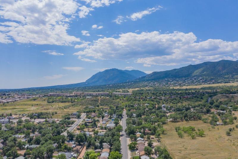 2BR Aptmt Parks Private Deck, Mountain Views!