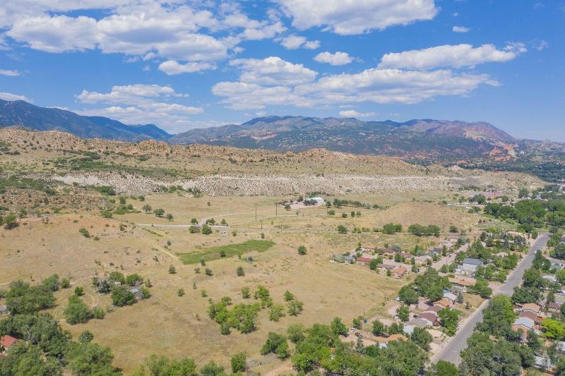 2BR Aptmt Parks Private Deck, Mountain Views!