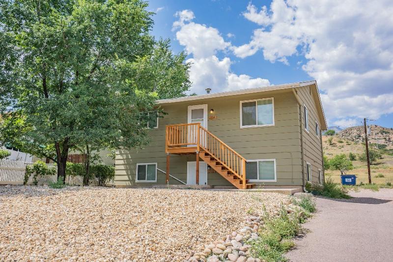 2BR Aptmt Parks Private Deck, Mountain Views!