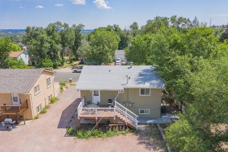 2BR Aptmt Parks Private Deck, Mountain Views!