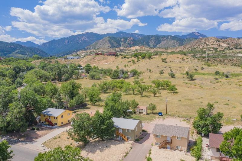 2BR Aptmt Parks Private Deck, Mountain Views!