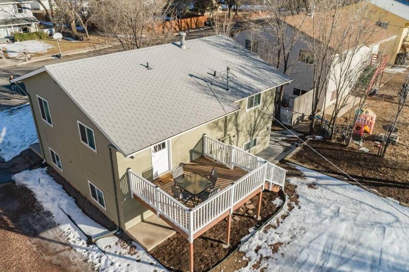 2BR Aptmt Parks Private Deck, Mountain Views!
