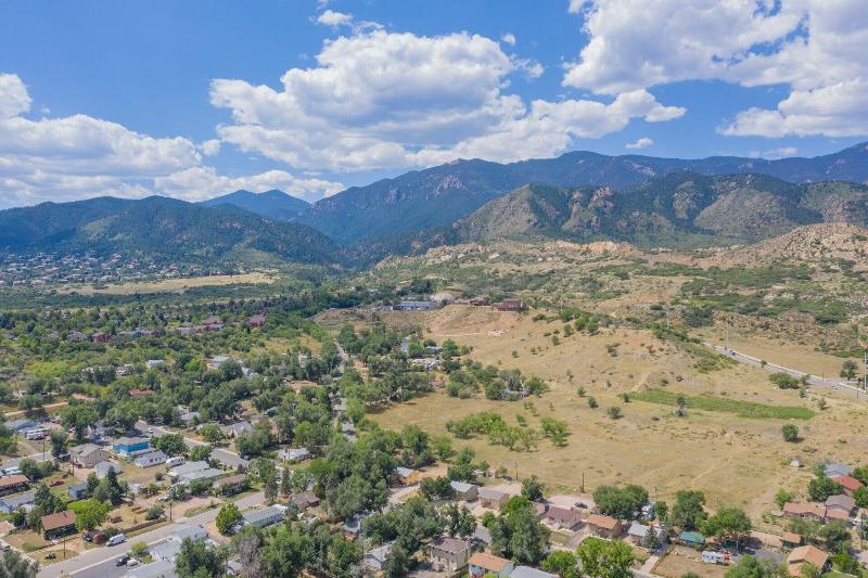2BR Aptmt Parks Private Deck, Mountain Views!