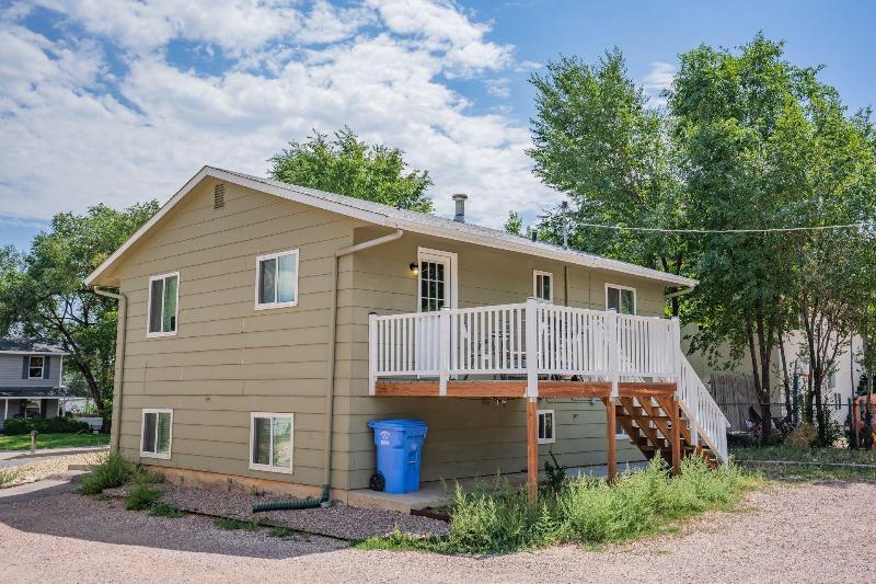 2BR Aptmt Parks Private Deck, Mountain Views!