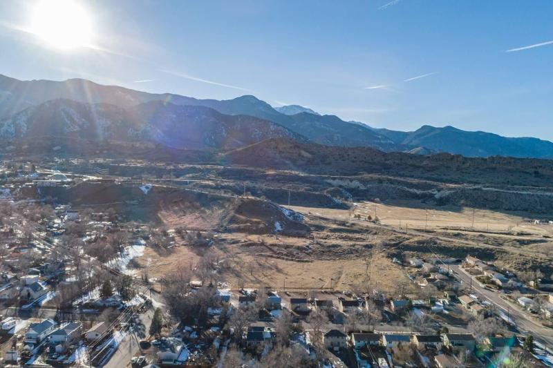 2BR Aptmt Parks Private Deck, Mountain Views!