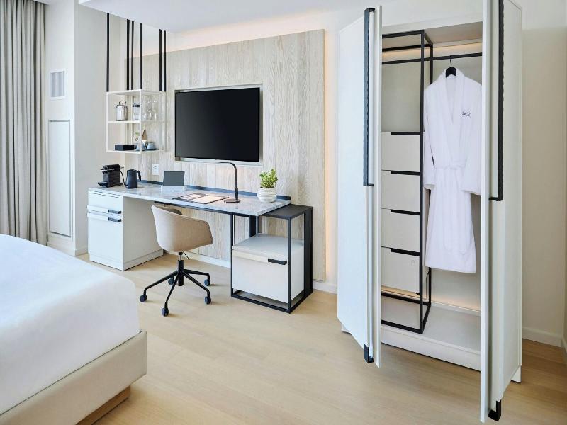 STUDIO KING SIZE BED