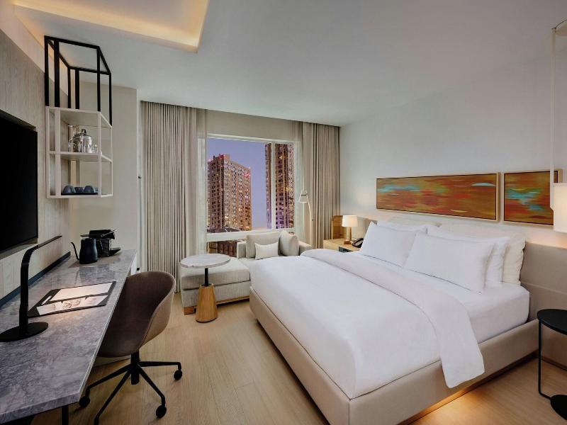 STUDIO KING SIZE BED