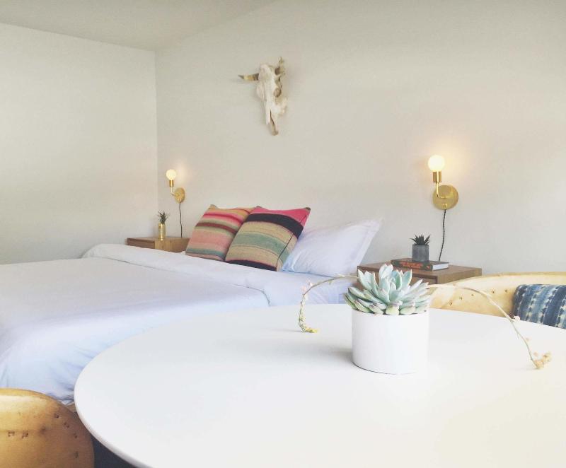 The Amigo Motor Lodge image