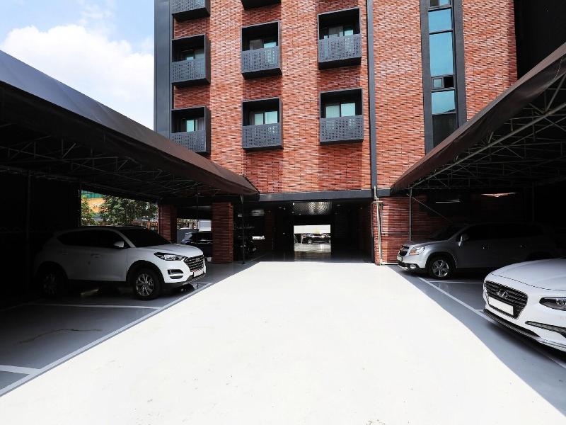 Hotel Urban Brown image