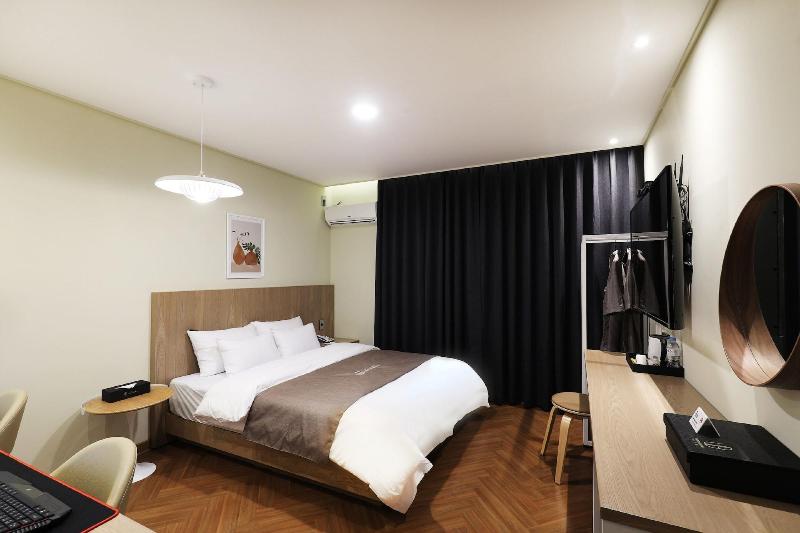 Hotel Urban Brown image