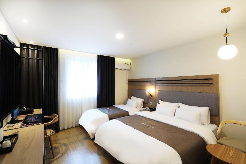 Hotel Urban Brown image