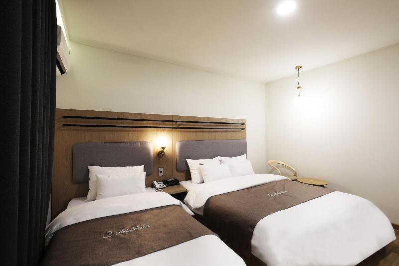 Hotel Urban Brown image