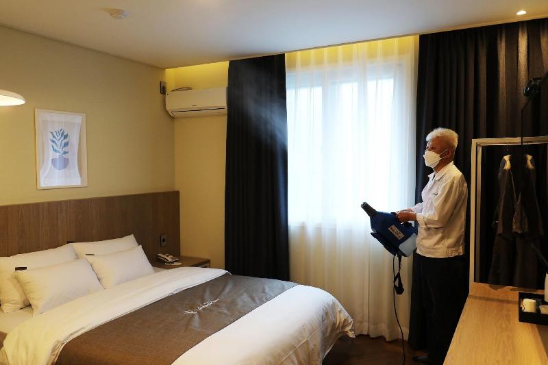 Hotel Urban Brown image