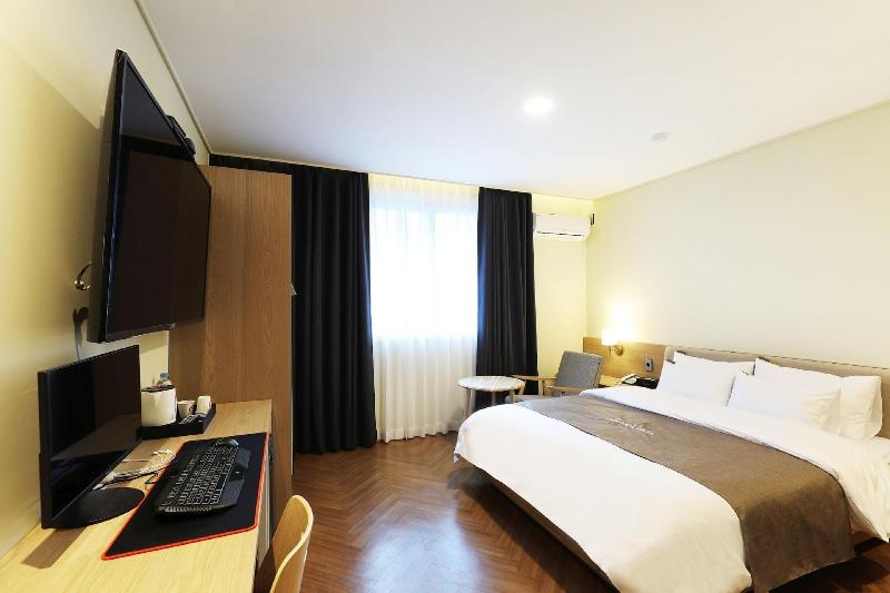 Hotel Urban Brown image