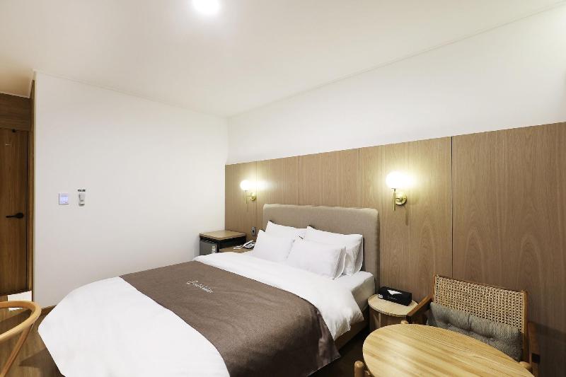 Hotel Urban Brown image