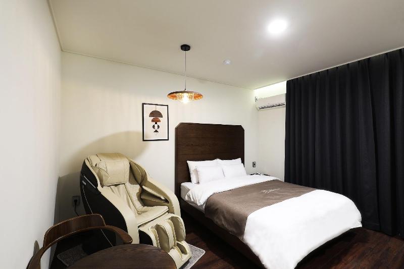 Hotel Urban Brown image