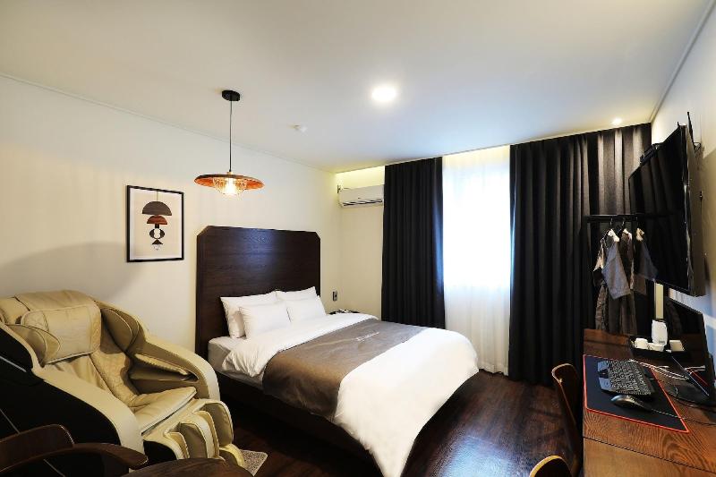 Hotel Urban Brown image