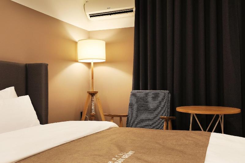 Hotel Urban Brown image