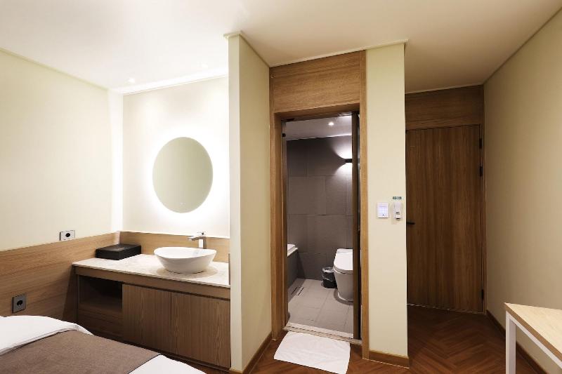 Hotel Urban Brown image