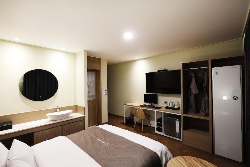Hotel Urban Brown image