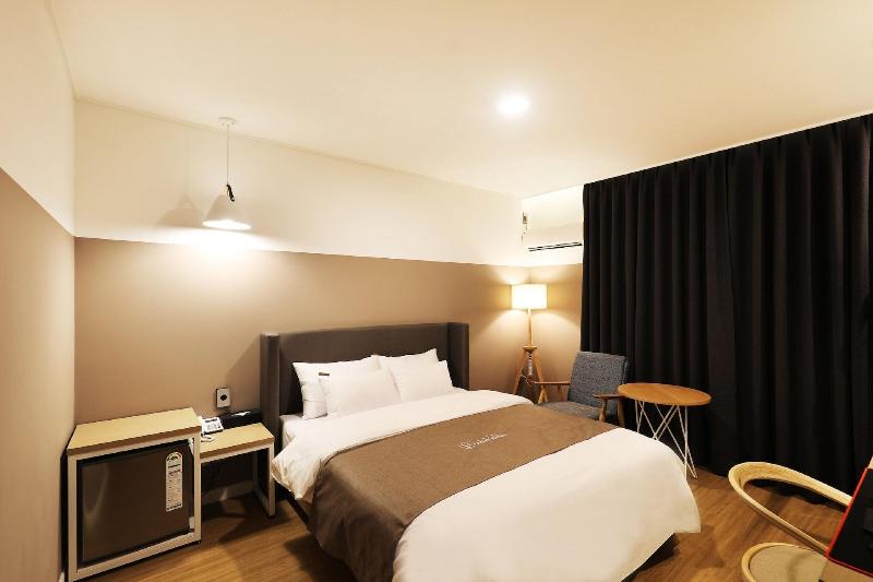 Hotel Urban Brown image