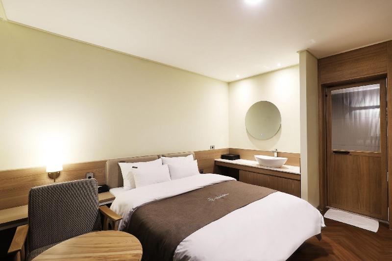 Hotel Urban Brown image