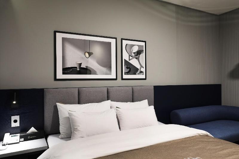 Hotel Urban Brown image