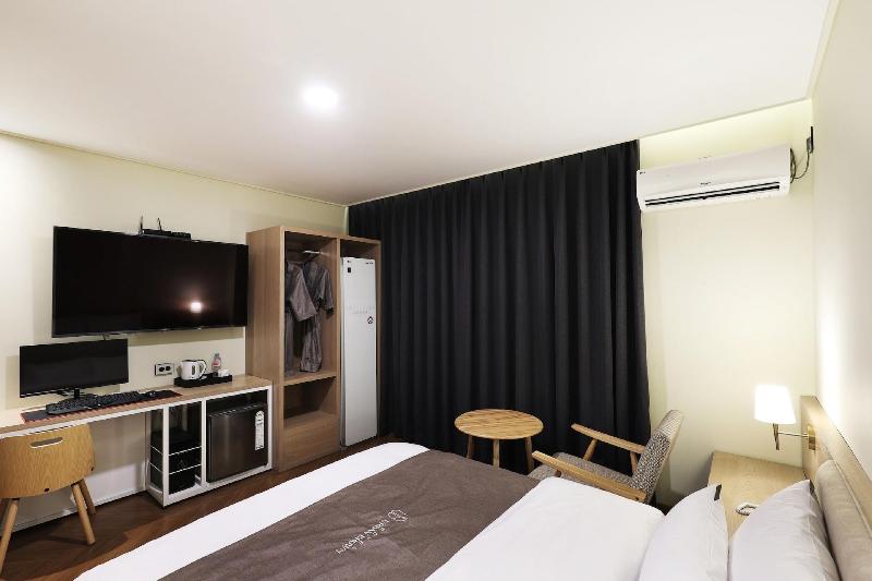 Hotel Urban Brown image