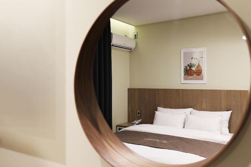 Hotel Urban Brown image