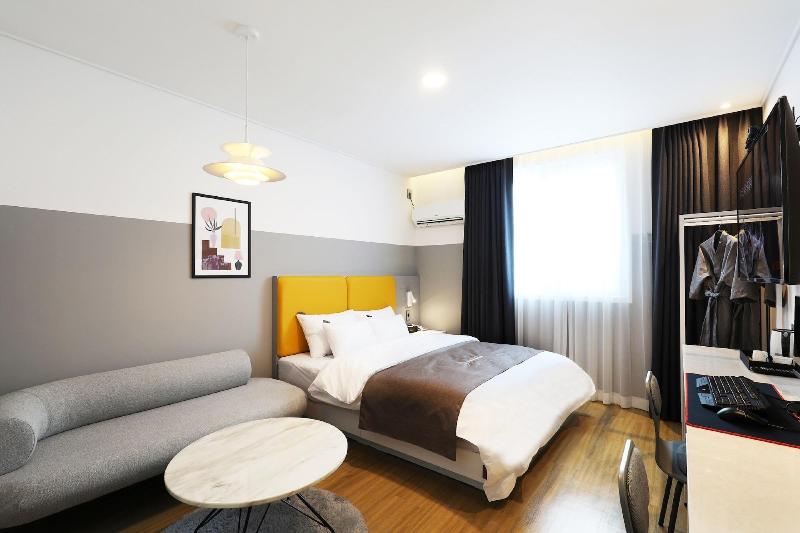 Hotel Urban Brown image