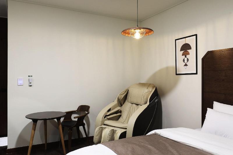 Hotel Urban Brown image