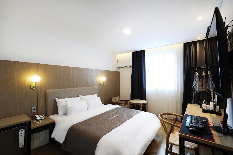 Hotel Urban Brown image