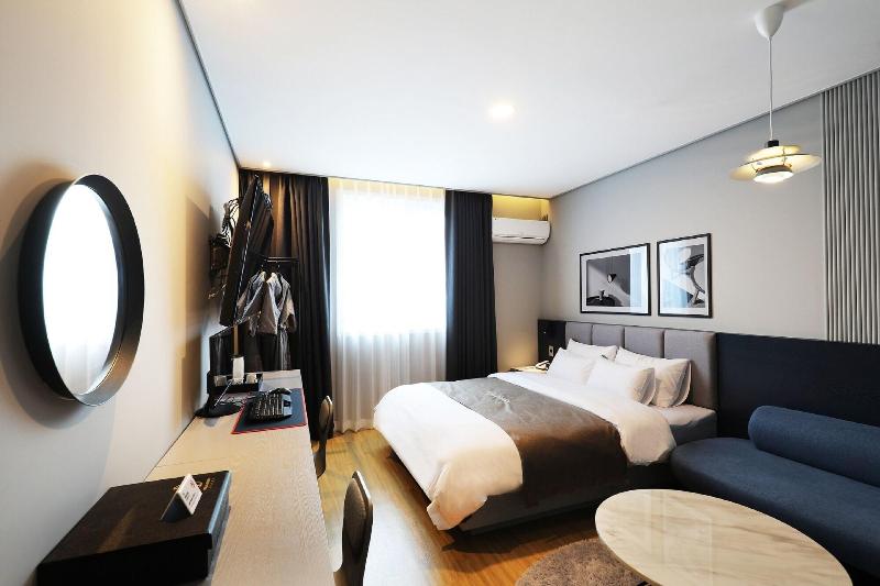 Hotel Urban Brown image